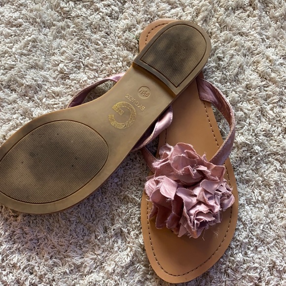 BOGO Guess Pink Flower Flip Flops - Picture 3 of 5